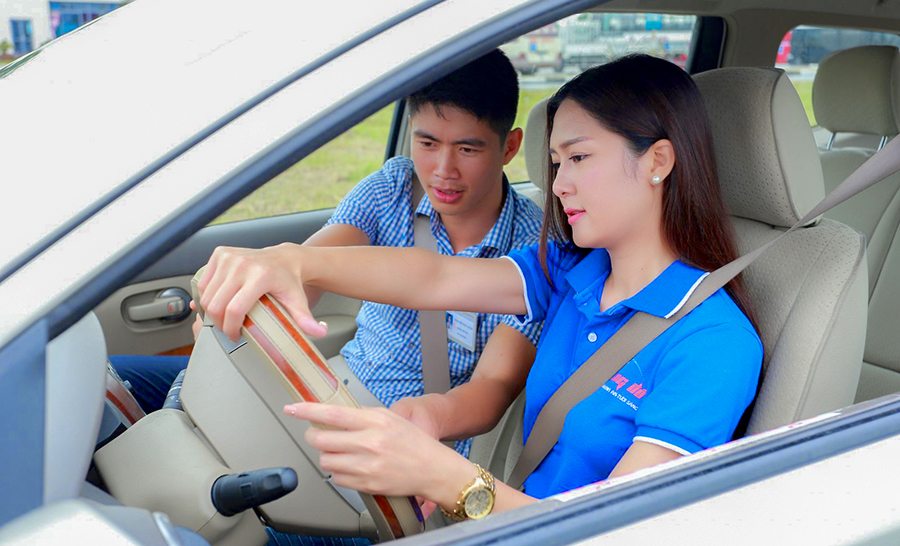 Thi sát hạch lái xe