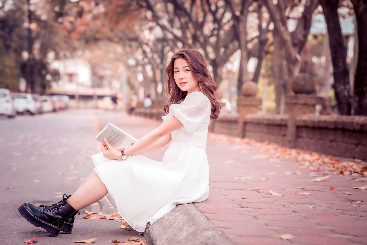 thiếu nữ trên con đường tình yêu