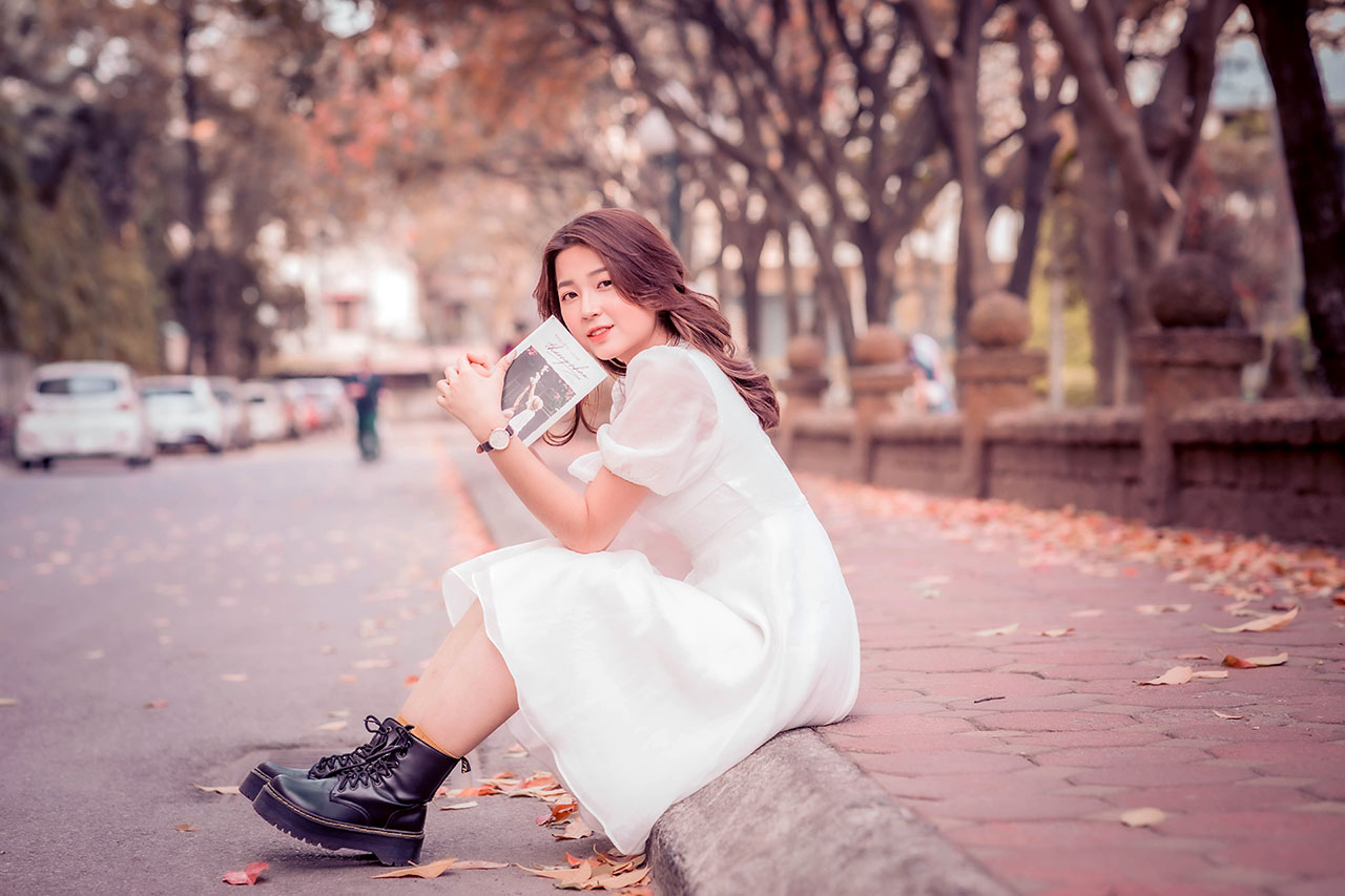 thiếu nữ trên con đường tình yêu