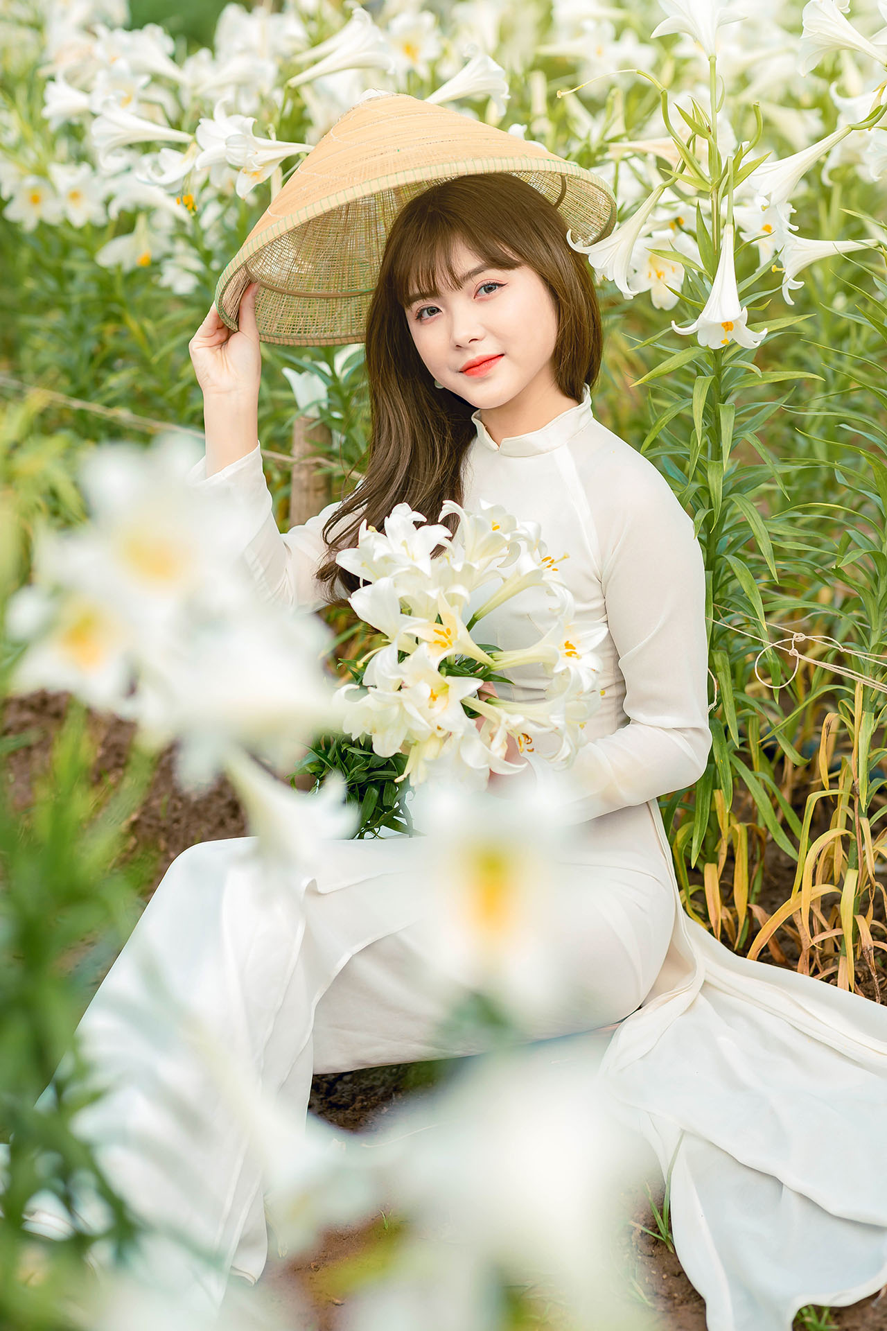 thiếu nữ bên hoa loa kèn