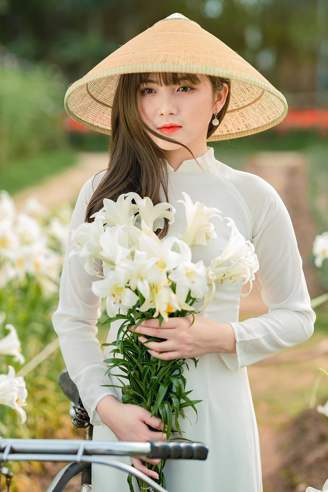 thiếu nữ bên hoa loa kèn