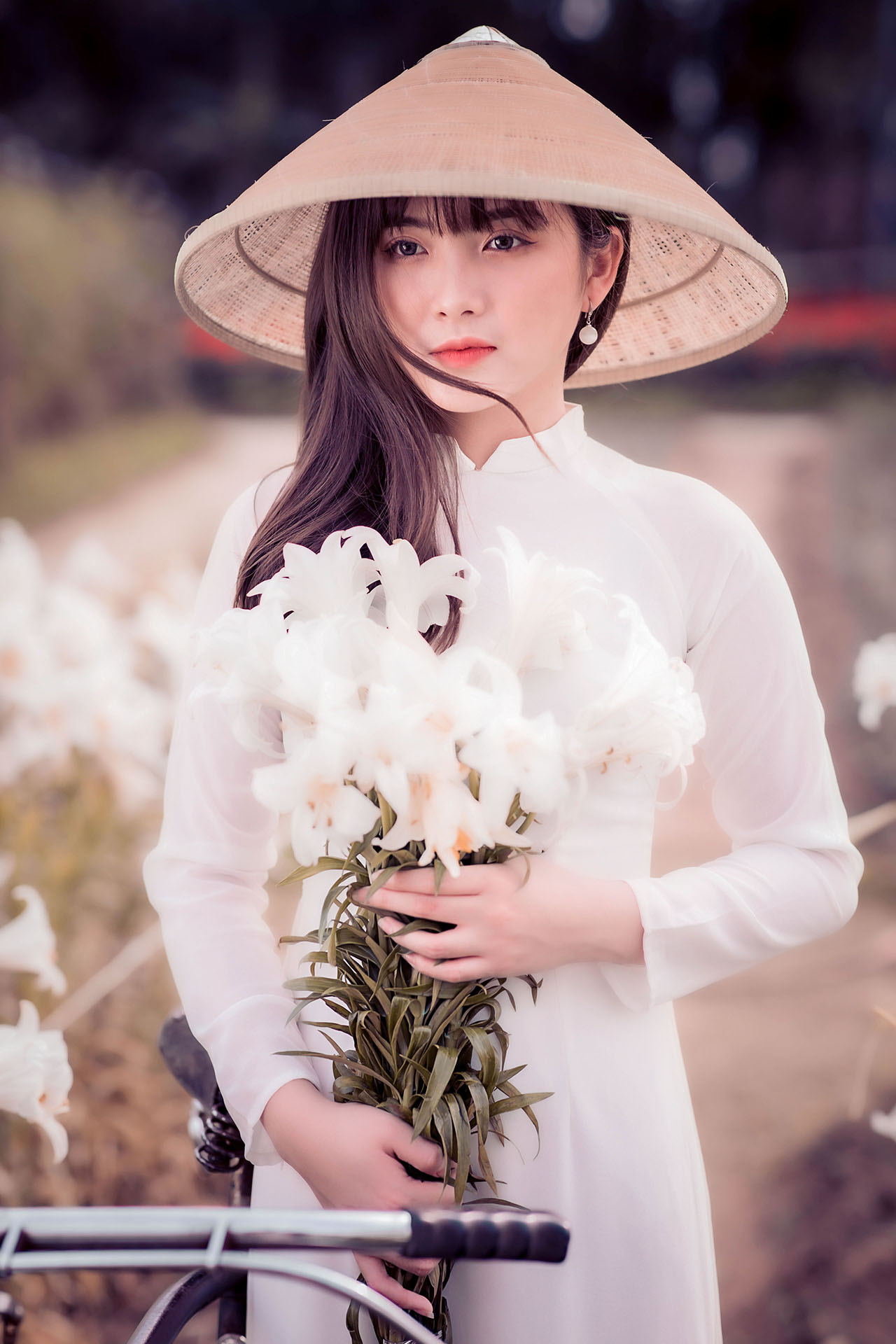thiếu nữ bên hoa loa kèn