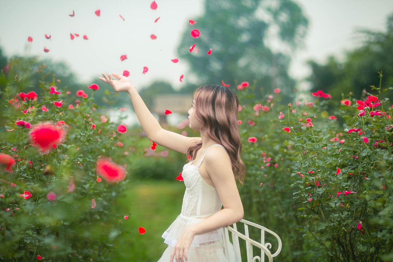 thiếu nữ giũa vườn hoa