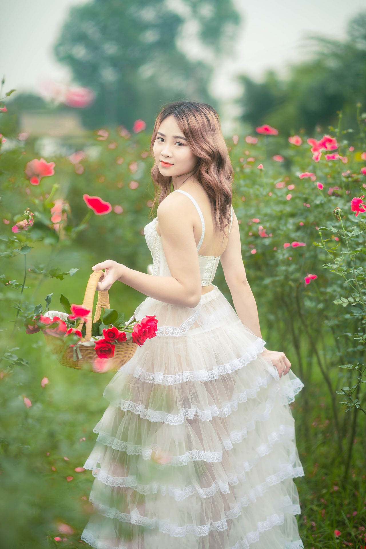 thiếu nữ giũa vườn hoa