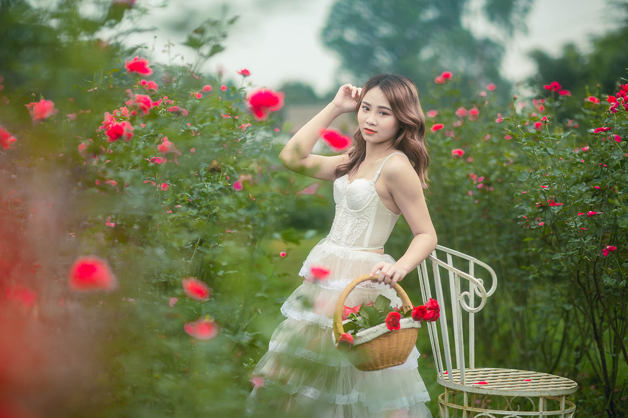 thiếu nữ giũa vườn hoa