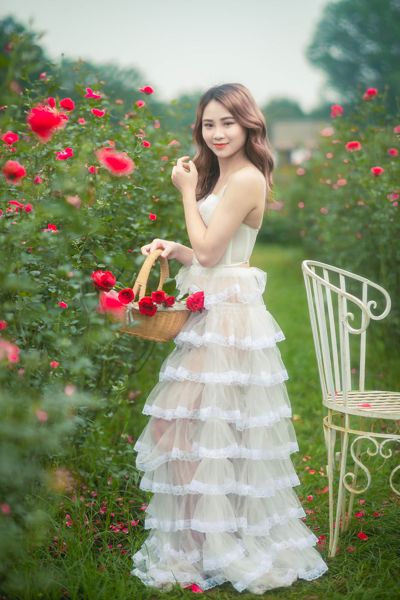 thiếu nữ giũa vườn hoa