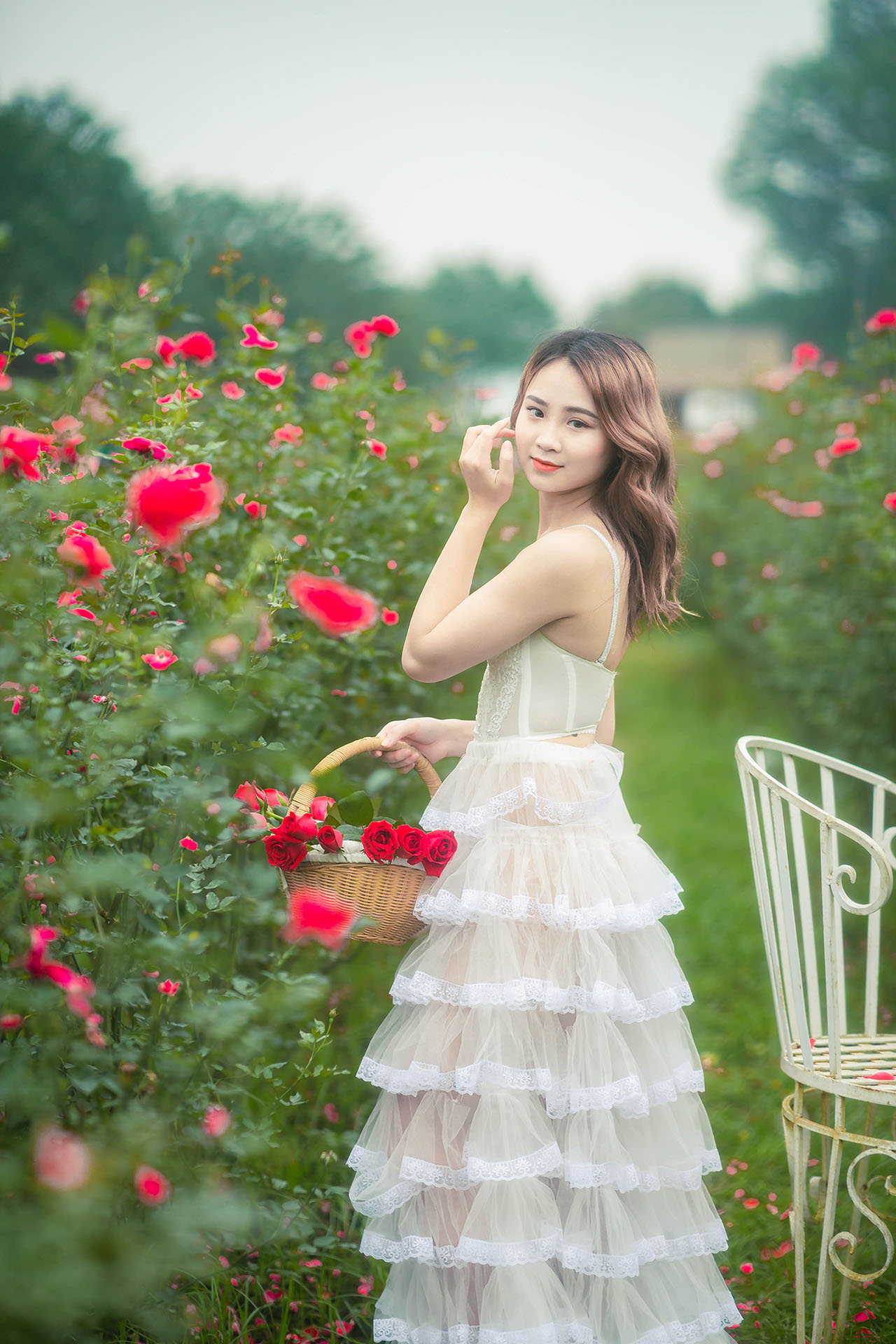 thiếu nữ giũa vườn hoa