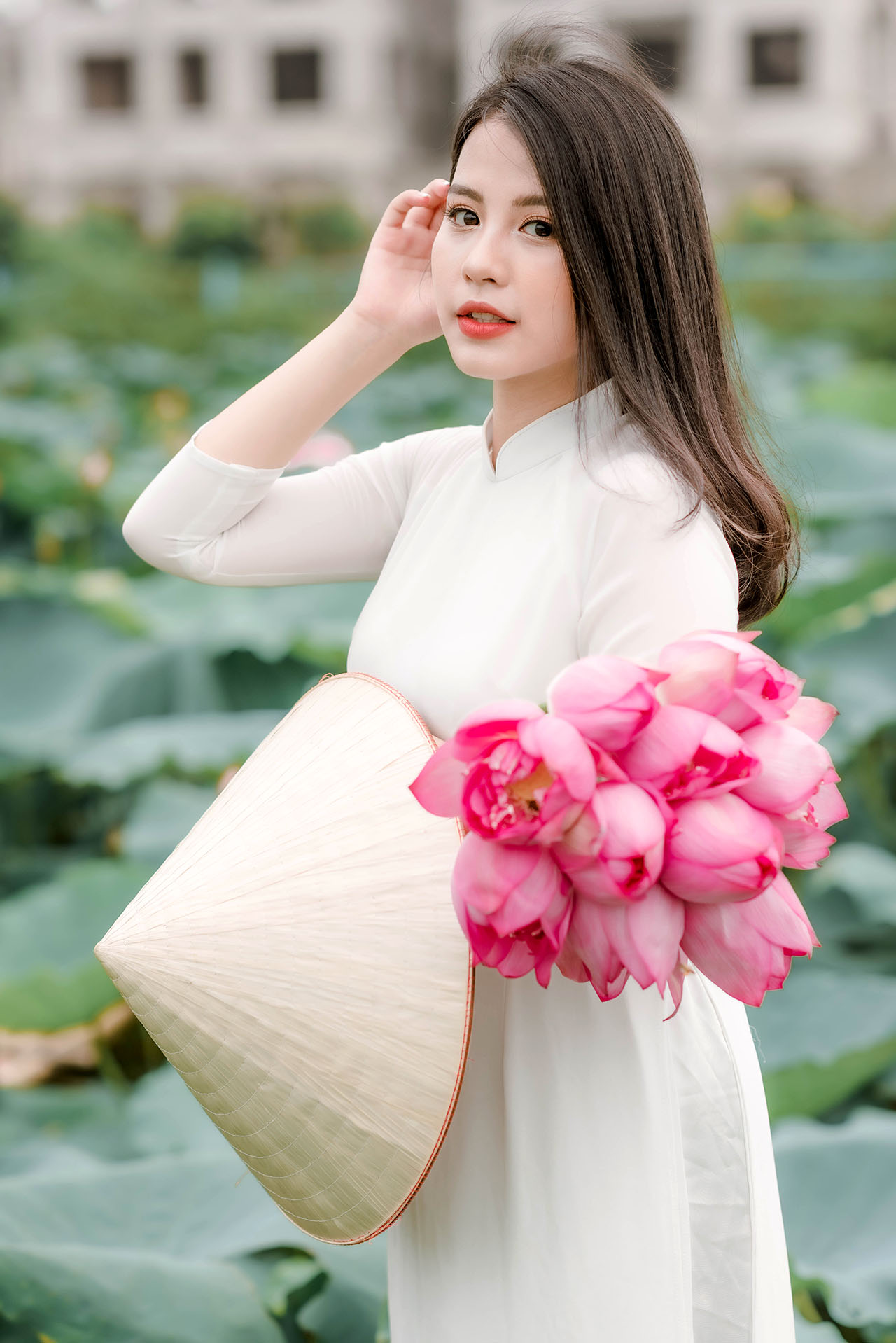 Người đẹp và sen