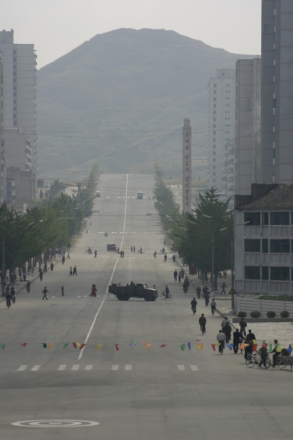 Đường phố Bình Nhưỡng rất rộng nhưng hiếm khi xuất hiện xe hơi chạy trên đường.